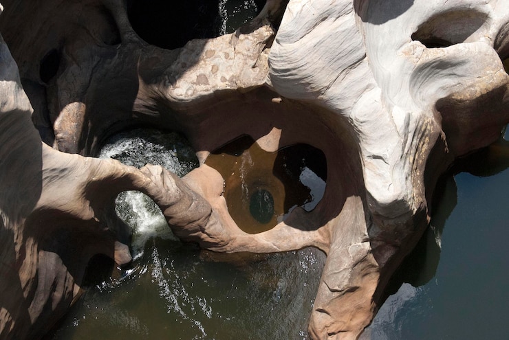 Photo close-up of statue by water