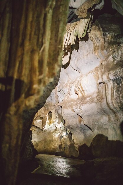 Foto close-up della statua nella grotta