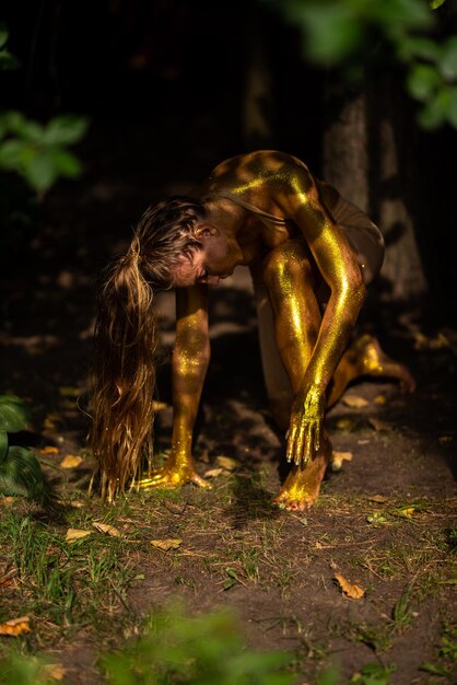 Foto close-up di una statua nella foresta