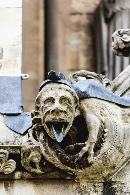 Close-up di una statua di metallo che guarda verso l'abbazia di westminster