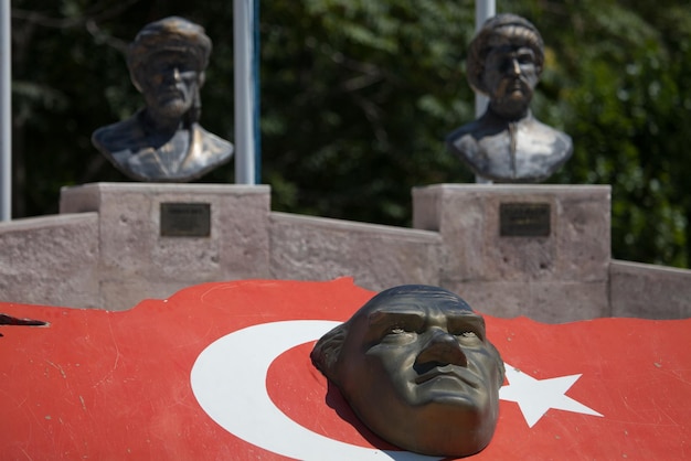 Foto close-up della statua sulla bandiera turca