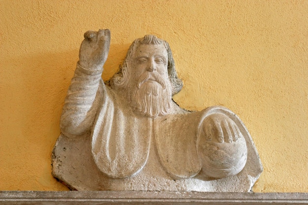 Foto close-up della statua sul muro