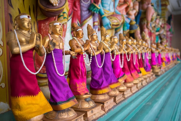 Foto close-up delle statue nel tempio di sri maha mariamman dhevasthanam