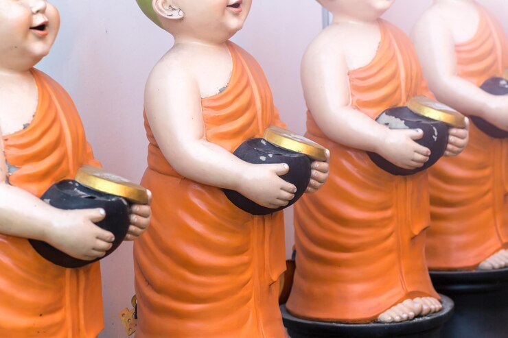 Photo close-up of statues on table against wall