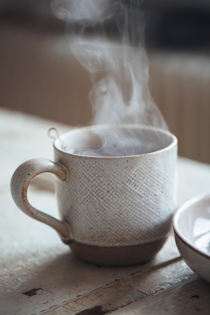 Foto close-up di una bevanda calda a vapore in tazza