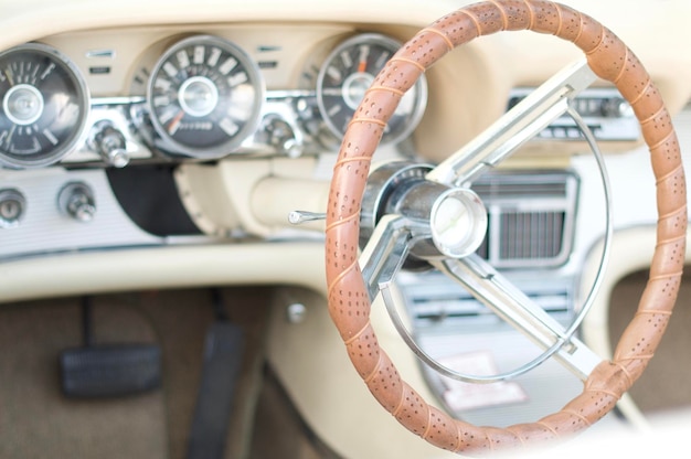 Foto close-up del volante di un'auto d'epoca