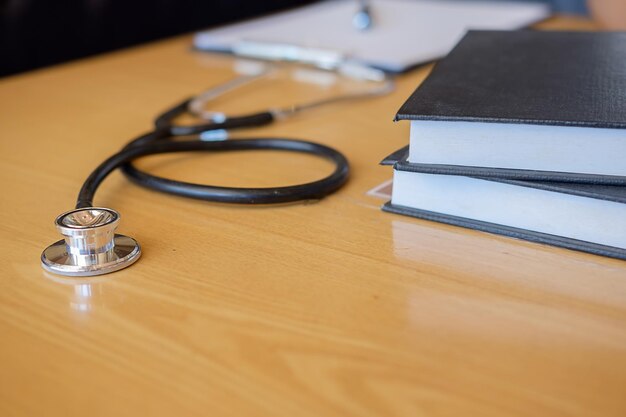 Photo close-up of stethoscope and books on table