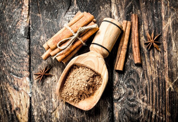 Photo close up on sticks of fresh cinnamon