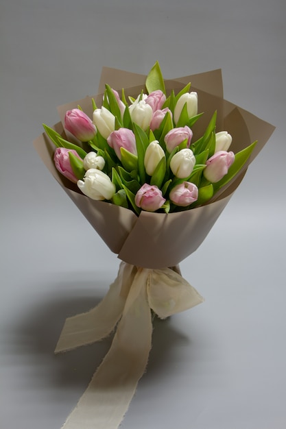 Close-up Stilleven Boeket van witte en roze ongebloeide tulpen, selectieve aandacht