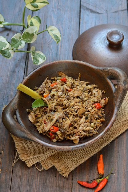 Photo close-up of stir-fried spicy mackarel in bowl on table