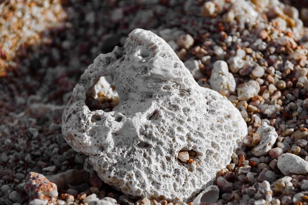 Foto prossimo piano di pietra su roccia