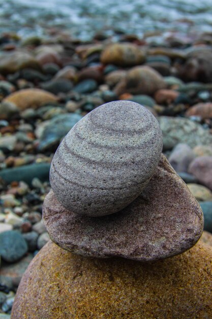 Photo close-up of stone stack on rock at beach