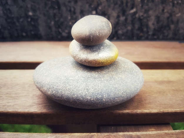 Foto close-up di una pila di pietre sul concetto zen del rock
