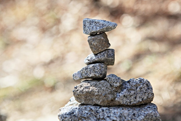 Photo close-up of stone stack on rock