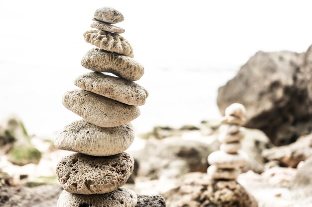 Photo close-up of stone stack on rock