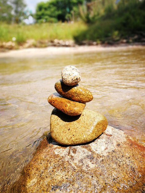 Photo close-up of stone stack on rock