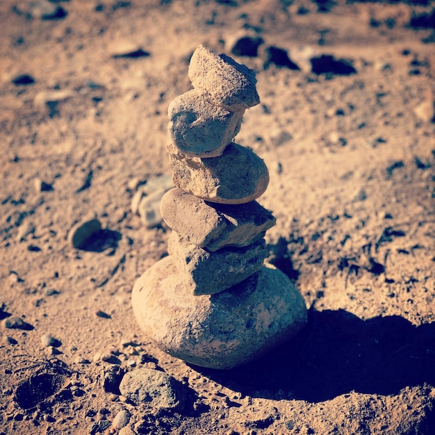 Photo close-up of stone stack on rock