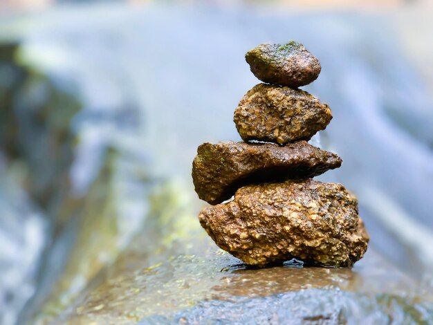 Photo close-up of stone stack on rock