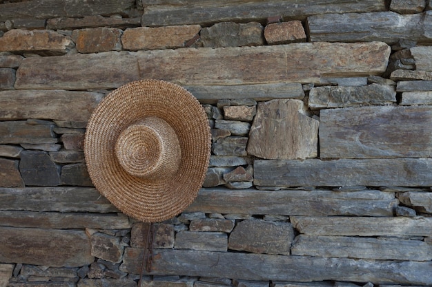 Photo close-up of stone wall and hat