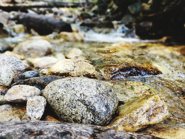 Photo close-up of stones against stream