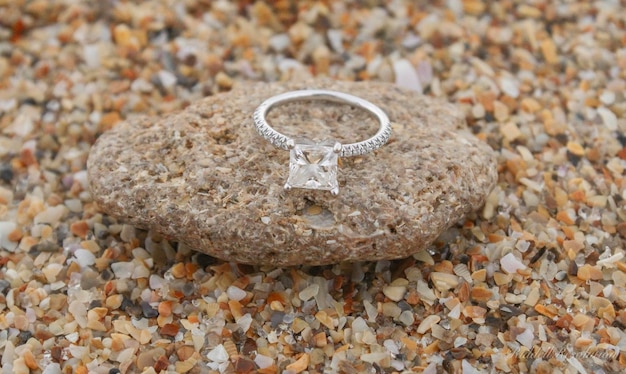 Foto close-up di pietre anello di ingaggio
