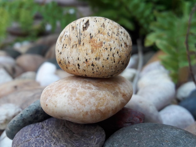 Foto prossimo piano delle pietre sulla roccia