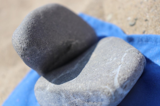 Foto prossimo piano delle pietre sulla roccia