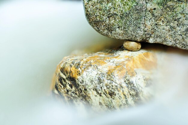 Foto prossimo piano delle pietre sulla roccia