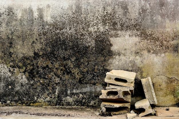 Photo close-up of stones stacked against grunge wall