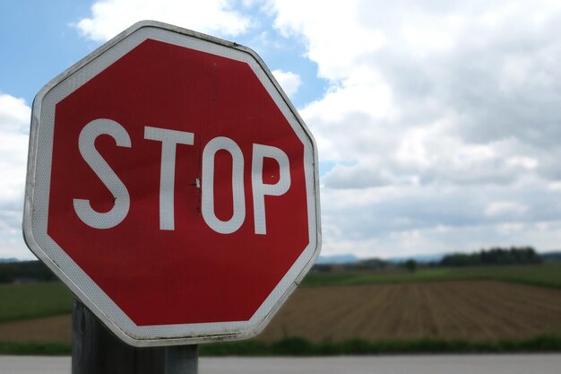 Foto close-up del segnale di stop da campo contro il cielo