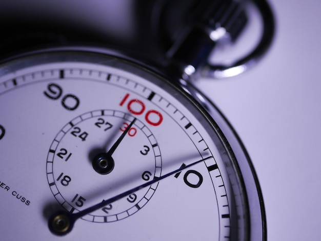 Photo close-up of stopwatch on table