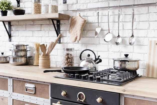 Foto stufa del primo piano in cucina moderna ed elegante