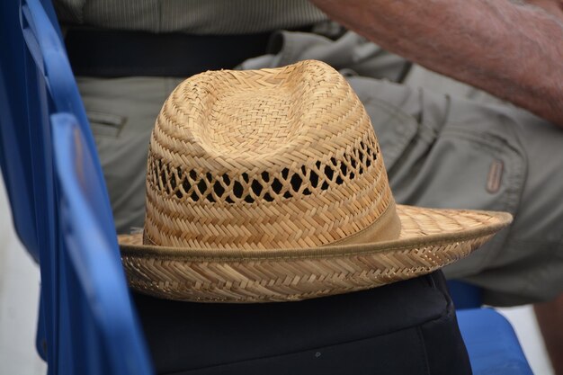 Prossimo piano di un cappello di paglia da parte dell'uomo