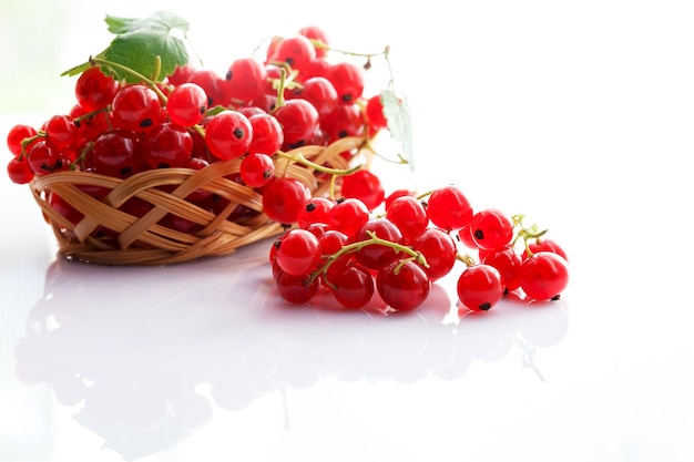 Photo close-up of strawberries in basket