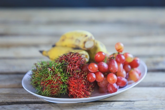 Photo close-up of strawberries in bowl on table