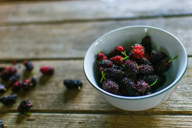 Photo close-up of strawberries in bowl on table