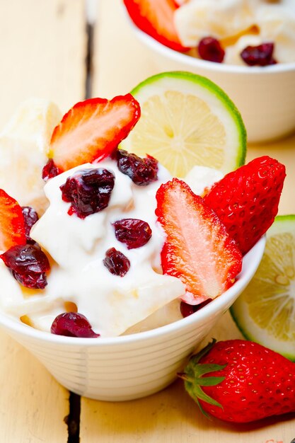 Photo close-up of strawberries in bowl on table