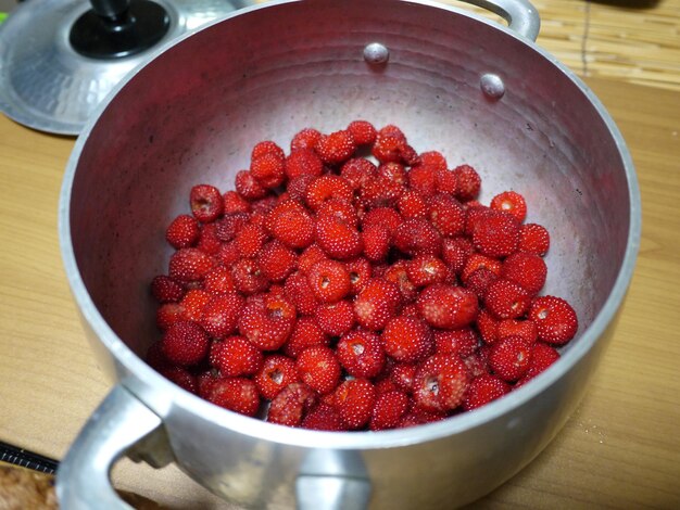 Foto close-up di fragole in ciotola