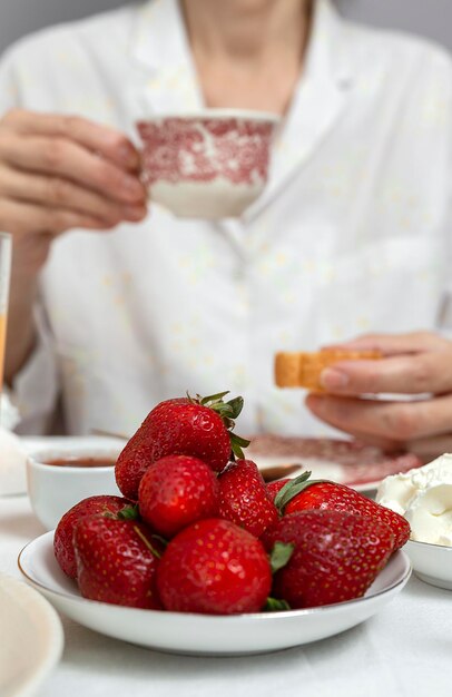 Foto close-up di fragole in ciotola