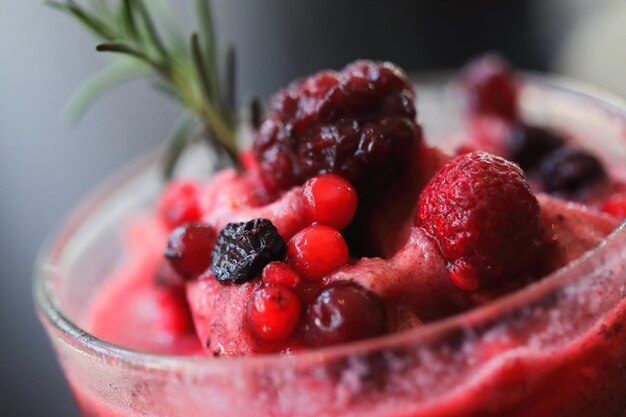 Foto close-up di fragole in ciotola