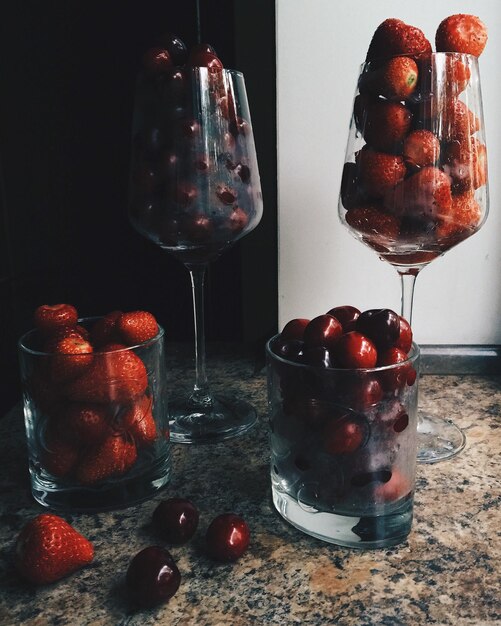 Photo close-up of strawberries in drinking glass