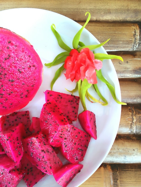 Foto close-up di fragole in piatto su tavola