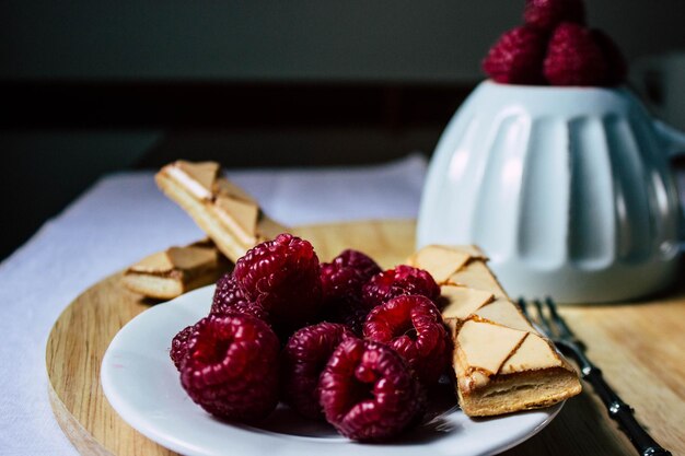 Foto close-up di fragole in piatto su tavola