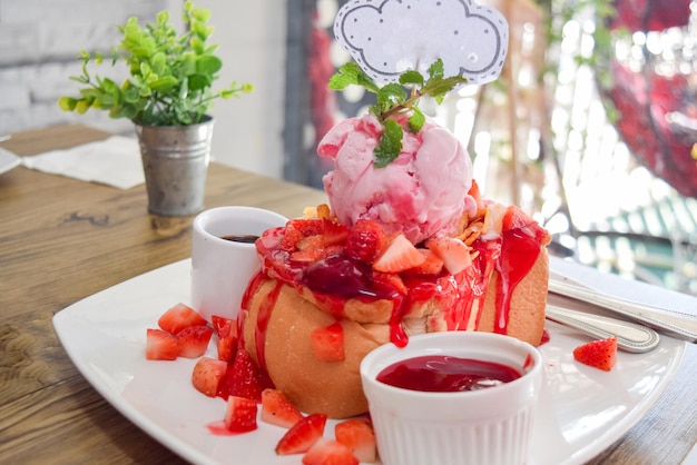 Photo close-up of strawberries in plate on table