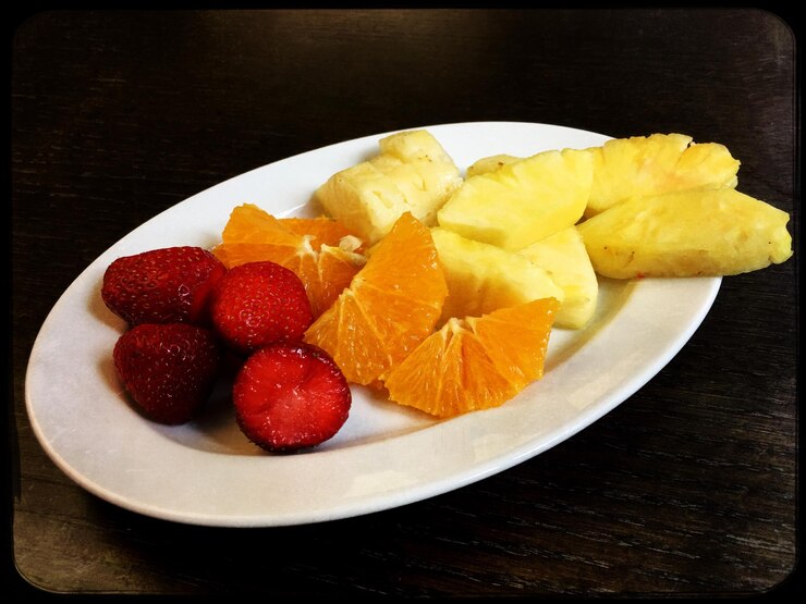 Photo close-up of strawberries in plate on table