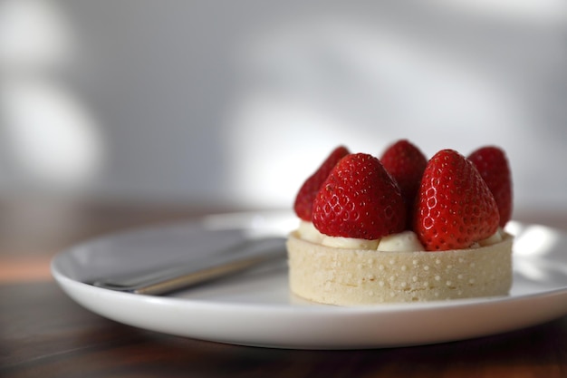 Photo close-up of strawberries in plate on table