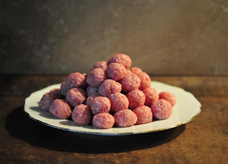 Photo close-up of strawberries in plate on table