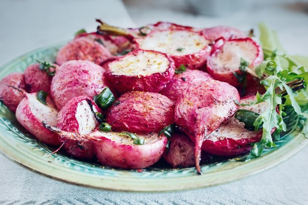 Foto close-up di fragole in piatto su tavola