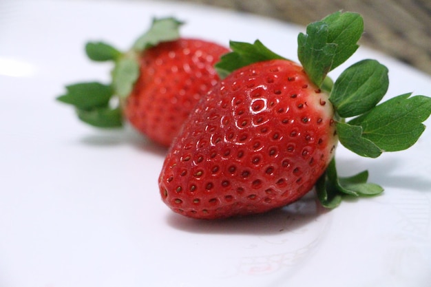 Photo close-up of strawberries in plate