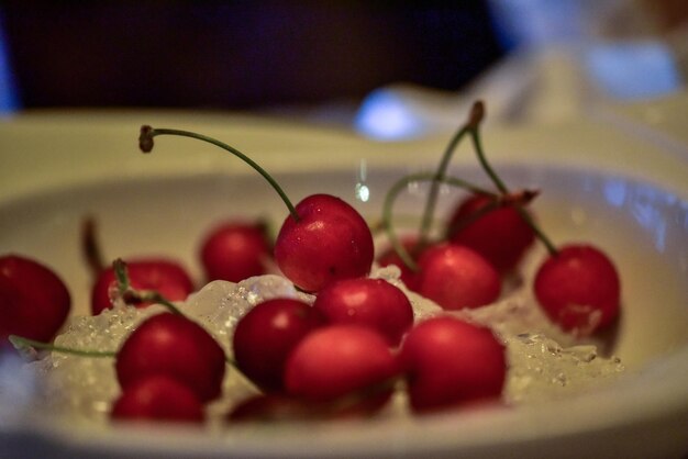 Photo close-up of strawberries in plate